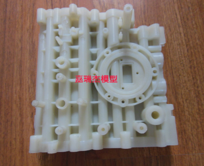 手板制作選擇機器加工還是人工加工？